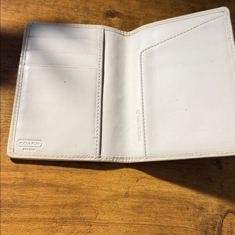 Green Patterned Passport Holder - Picture 2 of 4